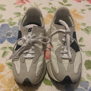 New Balance 327 White & Black Casual Trainers